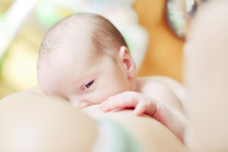 Lactancia tras cesárea y microbioma intestinal del bebé