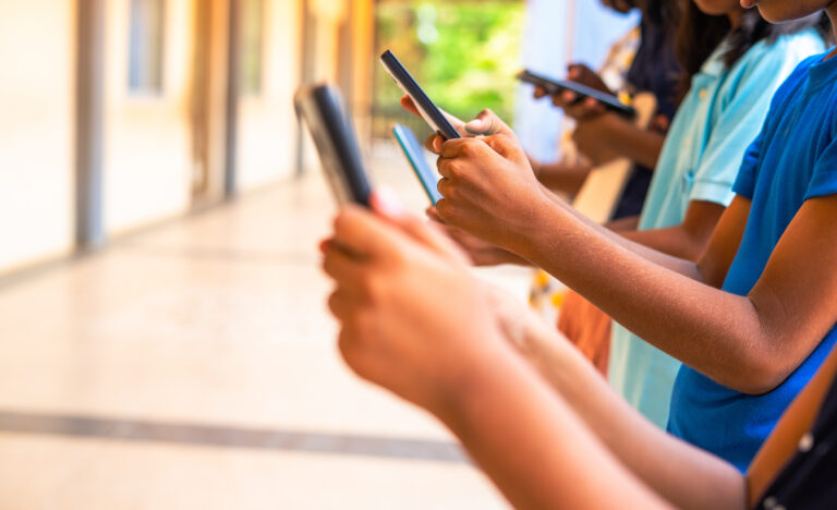 Fiscal de Menores pide limitar el uso del móvil en el colegio
