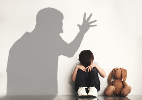 Gritar a los niños es maltrato infantil