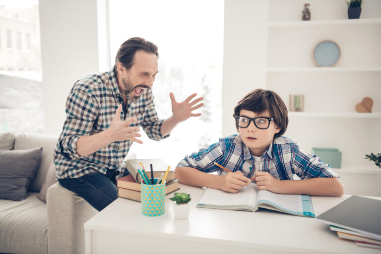 Gritar a los niños es maltrato infantil