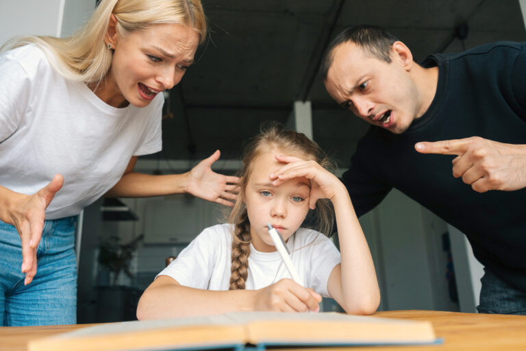 Gritar a los niños es maltrato infantil