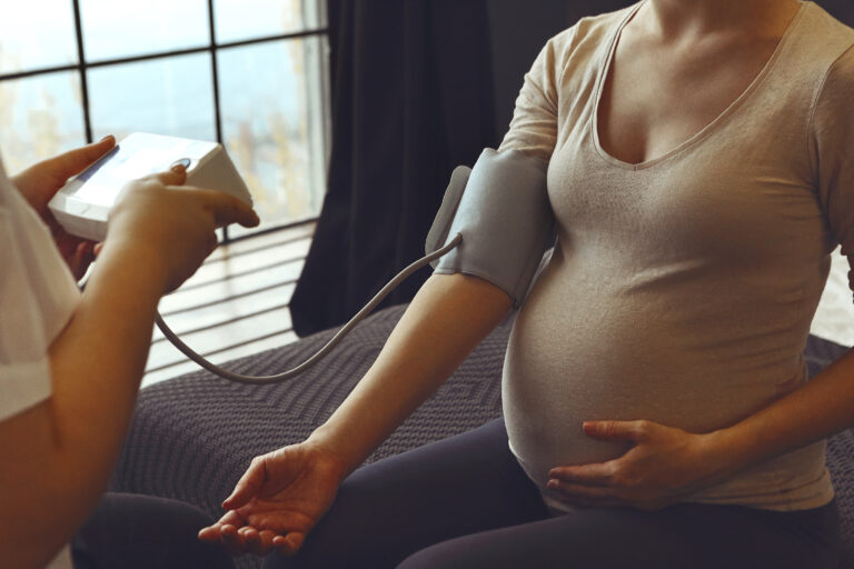 La hipertensión en embarazo aumenta el riesgo para el bebé