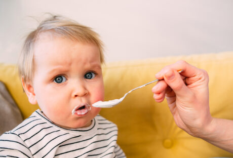 Bebés amamantados no necesitan yogures ni leche de vaca