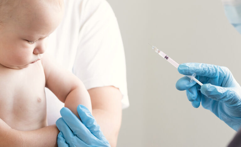 ¿Qué pasa si me atraso en las vacunas de mi bebé?