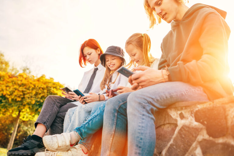 Adolescentes e internet: pasan 7 horas diarias