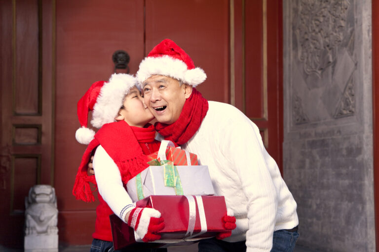 Navidad: ¿Qué hace feliz a la gente al dar o recibir regalos?