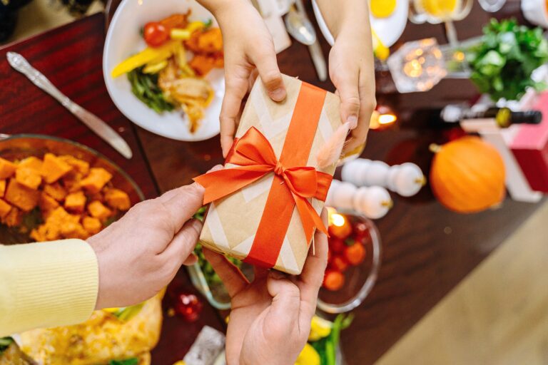 Navidad: ¿Qué hace feliz a la gente al dar o recibir regalos?