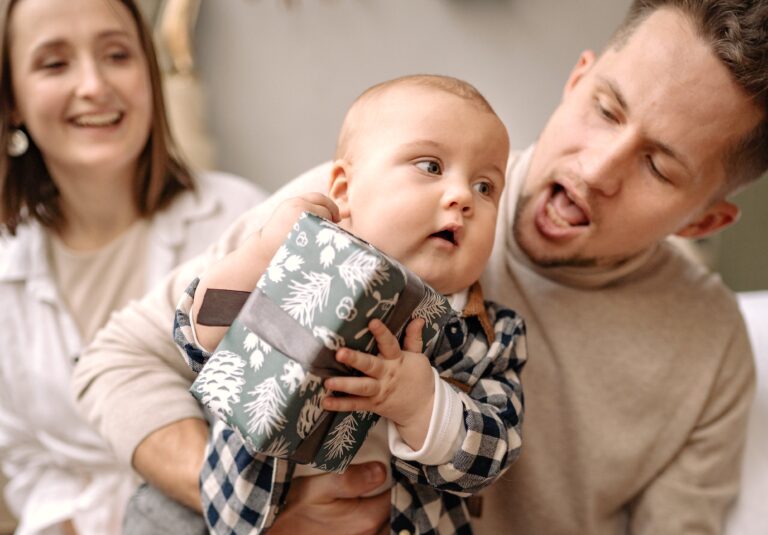 Navidad: ¿Qué hace feliz a la gente al dar o recibir regalos?