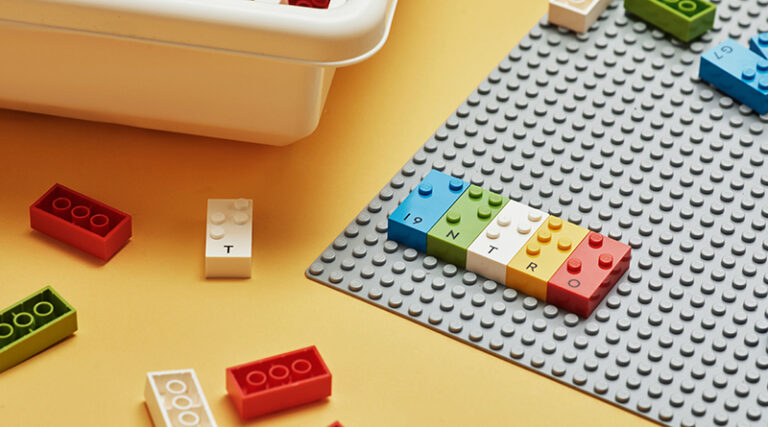 Lego vende sus Braille Bricks para aprender braille