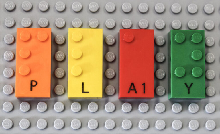 Lego vende sus Braille Bricks para aprender braille