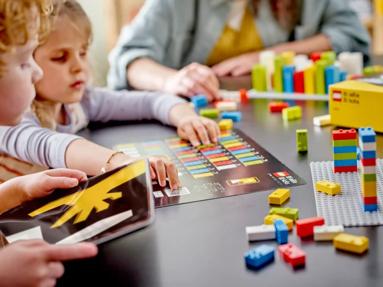 Lego vende sus Braille Bricks para aprender braille