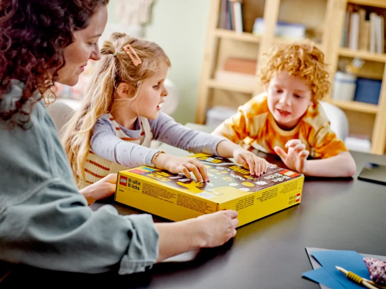 Lego vende sus Braille Bricks para aprender braille