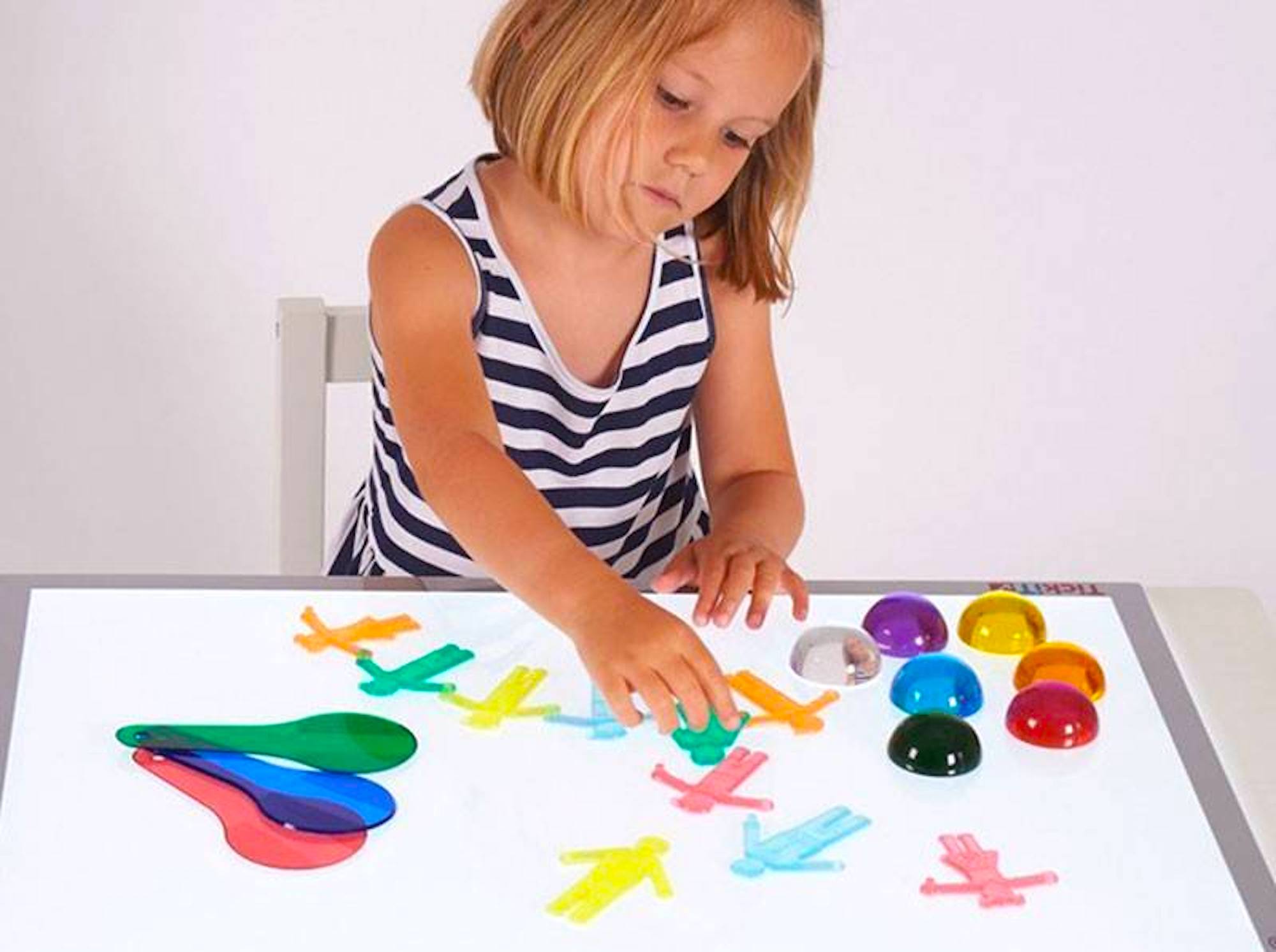 Mesas de luz Montessori: cuáles son los beneficios para el desarrollo de  los niños de esta divertida actividad