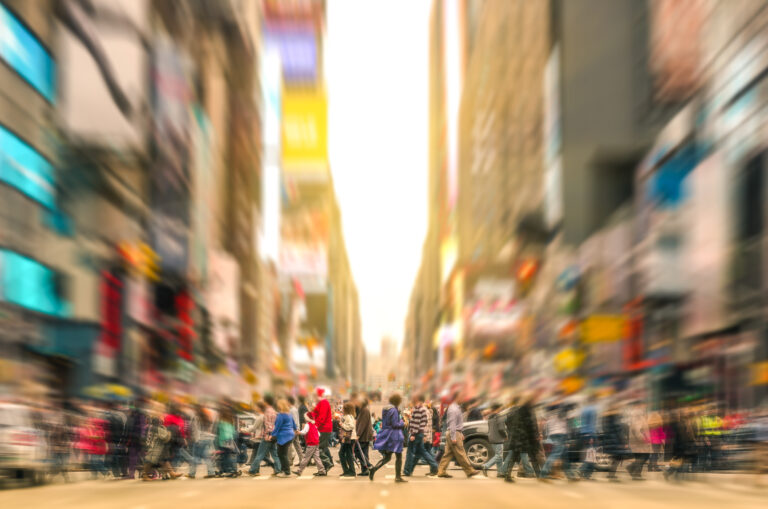 Saludar a extraños puede aumentar el nivel de felicidad