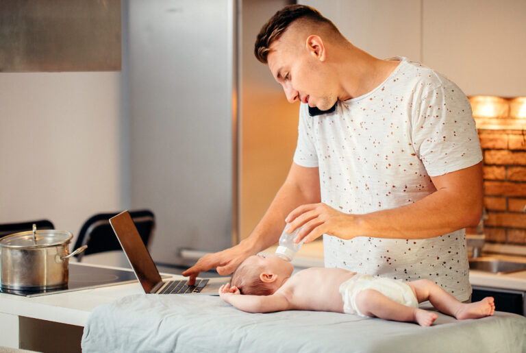 Los padres se estresan más que las madres teletrabajan