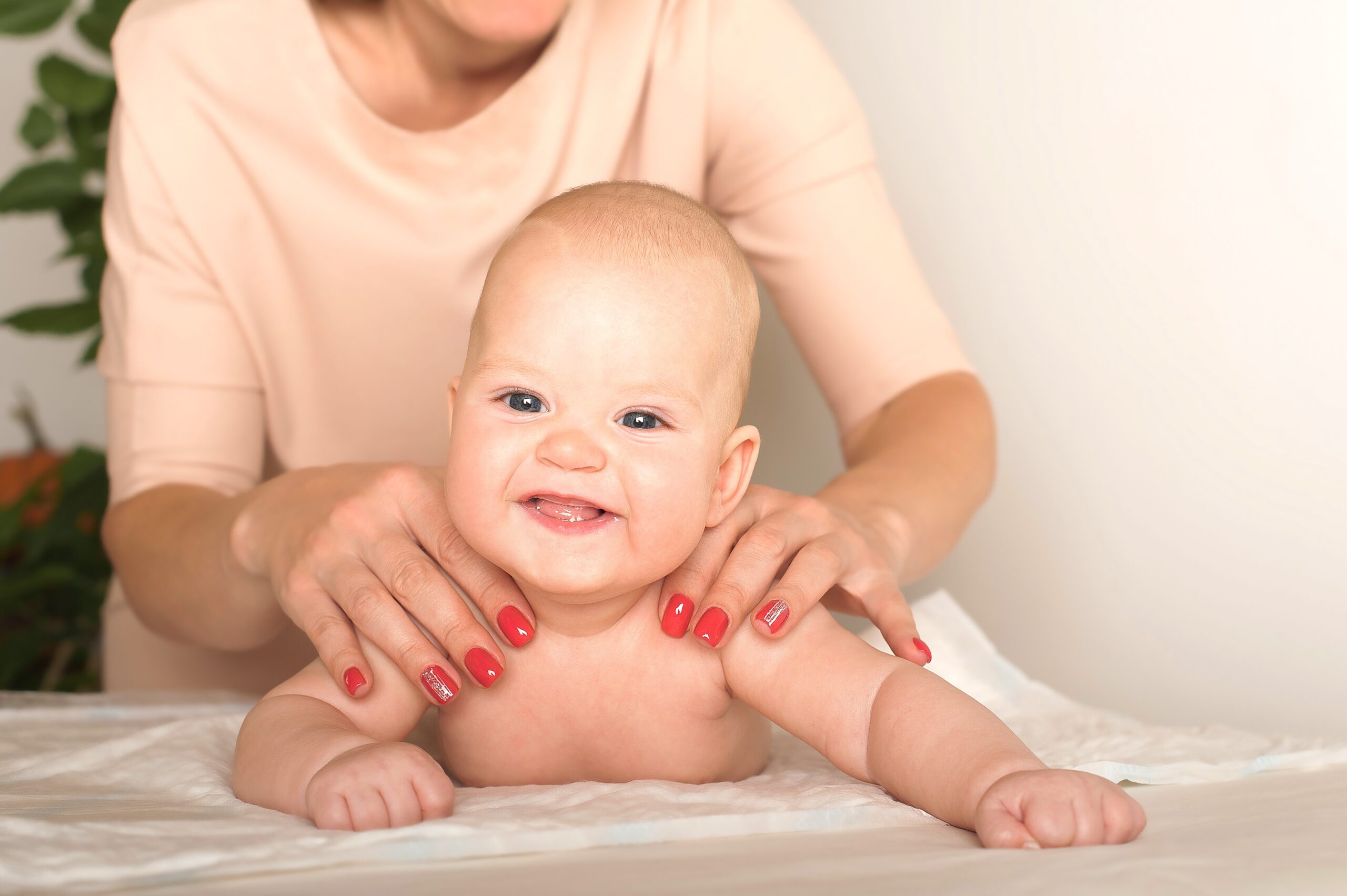 El masaje infantil combate la depresión postparto materna