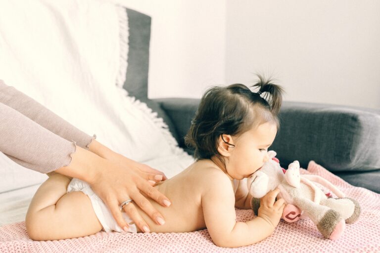 El masaje infantil combate la depresión postparto materna