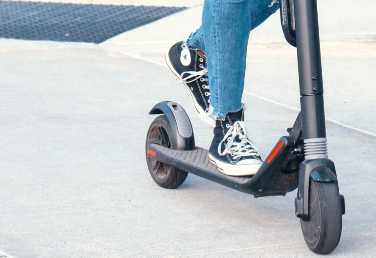 Niños y patinetes eléctricos: una relación poco aconsejable