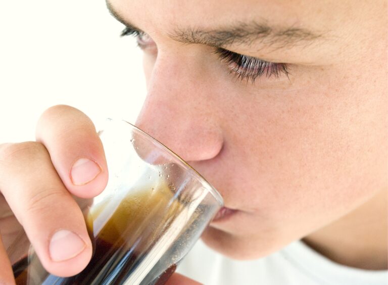 Consumo diario de refrescos y obesidad en adolescentes