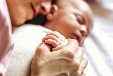 ¿Puedo dormir con mi bebé y darle el pecho sin aplastarle?