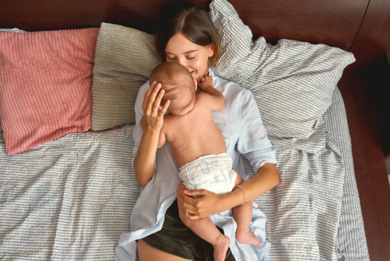 ¿Puedo dormir con mi bebé y darle el pecho sin aplastarle?